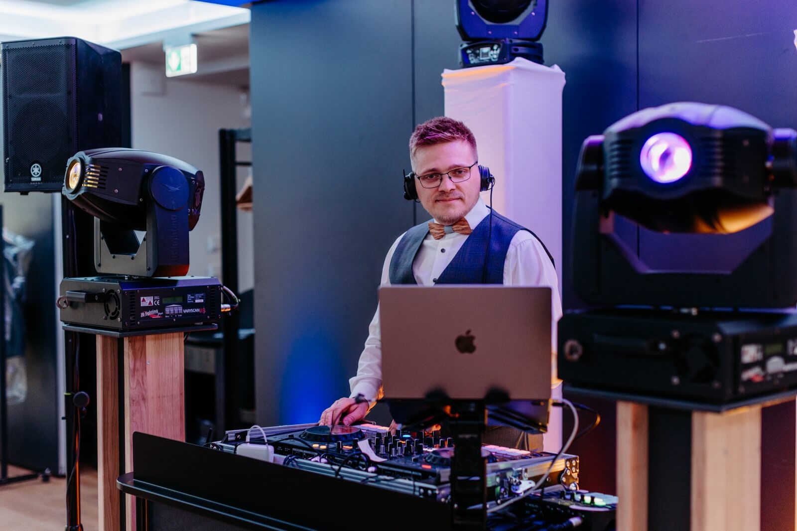 Deejay Steve Sußig aus Rodewitz Spree am selbstgebauten DJ-Tisch mit Anzug