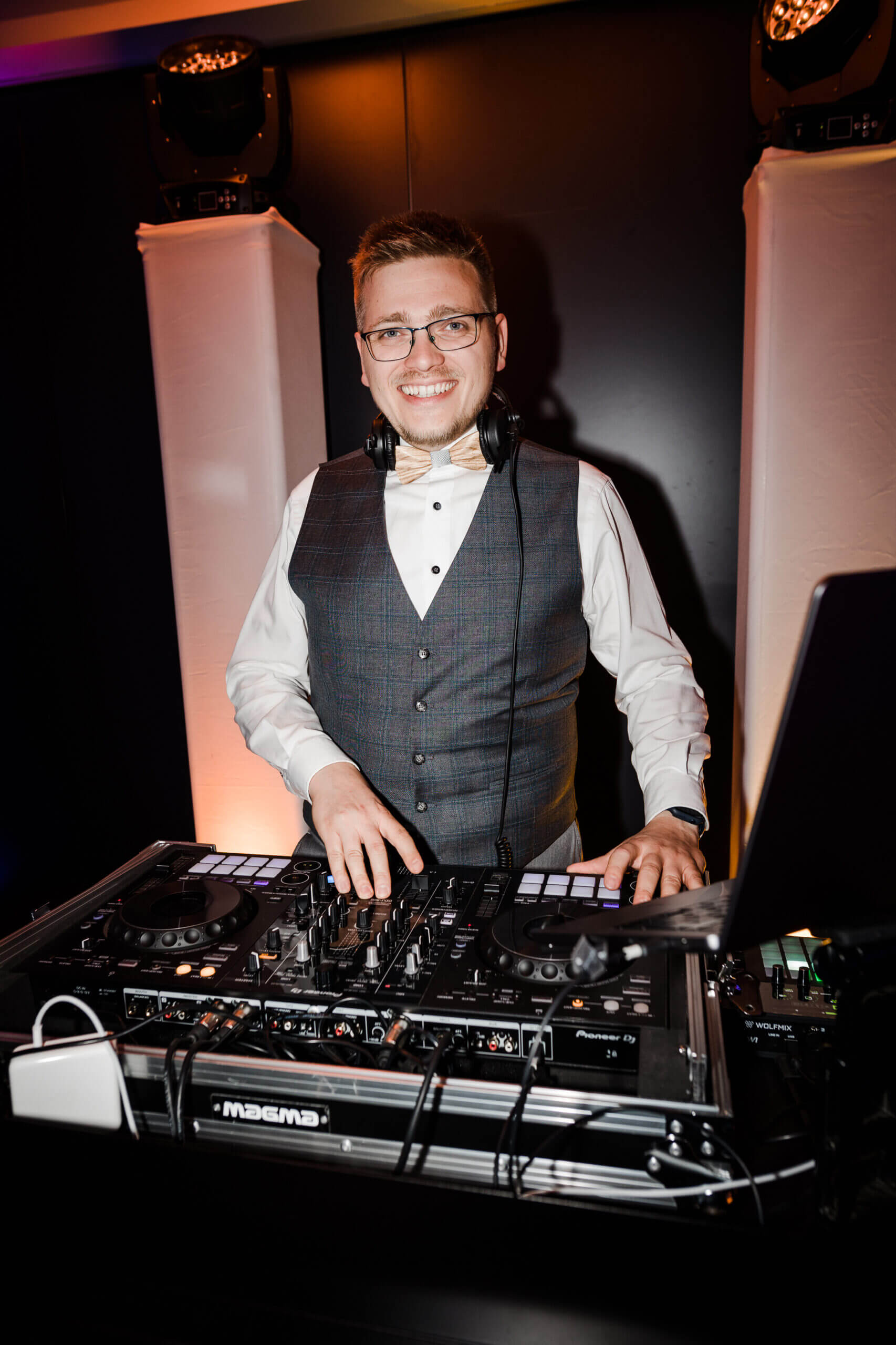 Deejay Steve Sußig aus Rodewitz Spree am selbstgebauten DJ-Tisch mit Anzug