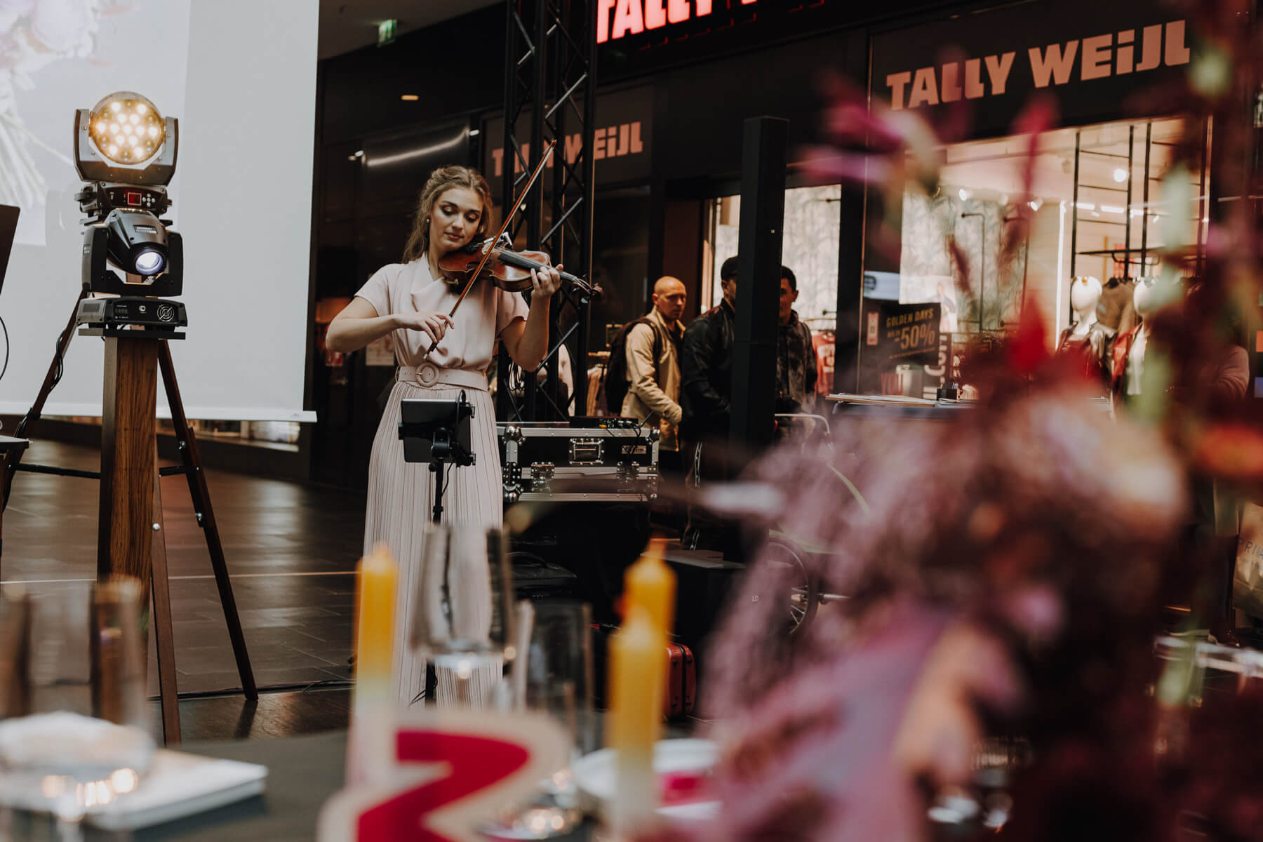 Violinistin Astrid Haferland aus Dresden sorgt für die passende musikalische Unterhaltung zur Herz über Kopf in Schönbach